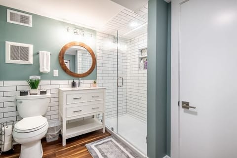 Combined shower/tub, hair dryer, towels