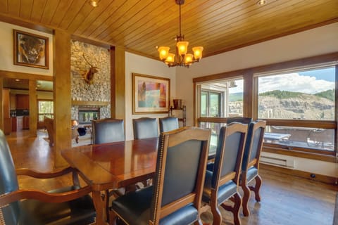 Space to comfortably seat 8 people, allowing everyone to enjoy the mountain view