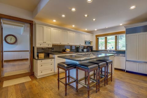 A fully equipped kitchen to enjoy preparing meals and creating memories.
