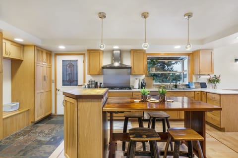 Sit up at the stylish breakfast bar and enjoy a stack of pancakes