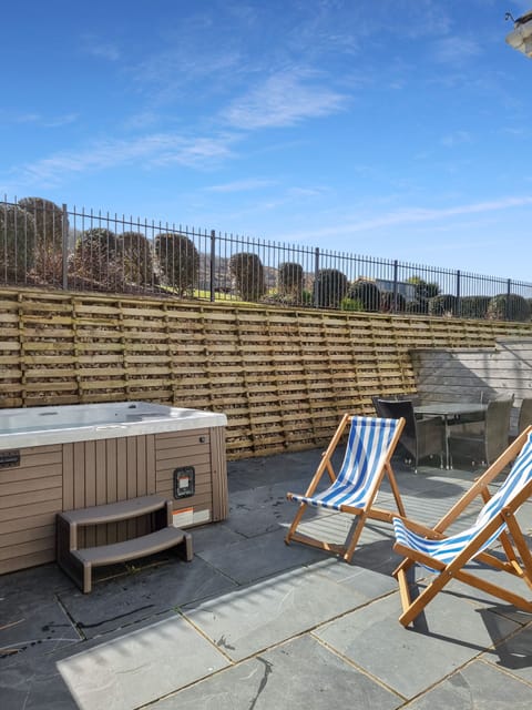 2 Point View - Private Patio Terrace with Hot Tub & relaxing Deckchairs