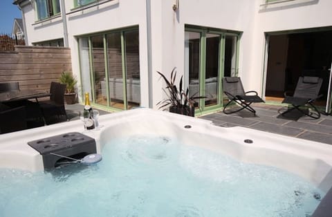 2 Point View - Private Patio Terrace with Hot Tub