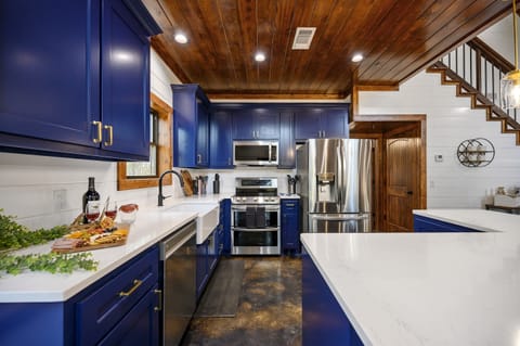 Whip up a family feast! With double ovens, modern appliances, and all the cookware you’ll ever need, this kitchen makes cooking for a crowd a breeze.
