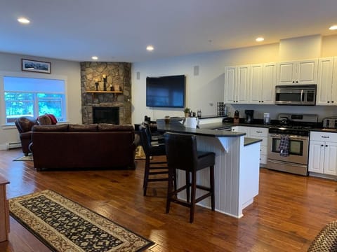 Private kitchen | Fridge, microwave, oven, stovetop