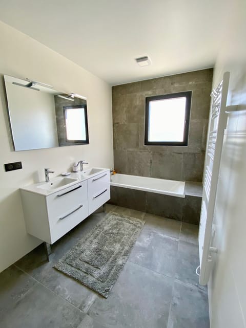 Combined shower/tub, towels, toilet paper