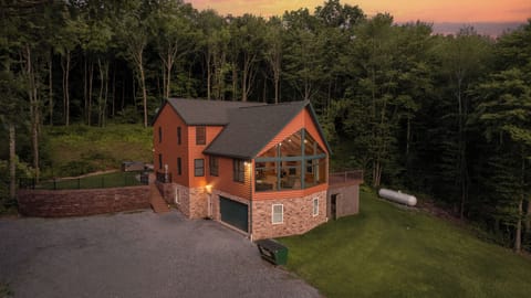 Welcome to Cliffside Cabin- A hot tub, pickleball court, and dreamy fire pit awaits!