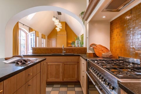 Inviting kitchen blending charm and function 🌞