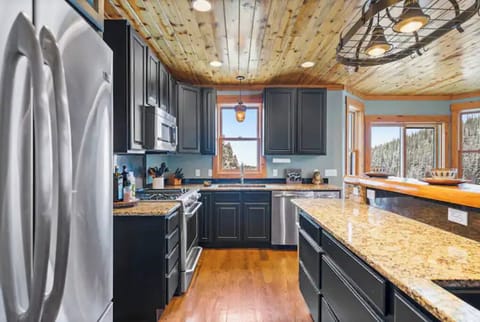 Tons of spices, Oil, Bulk items provided