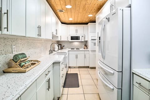 Kitchen | Keyless Entry | Community Pool (Open Year-Round, Heated Seasonally)