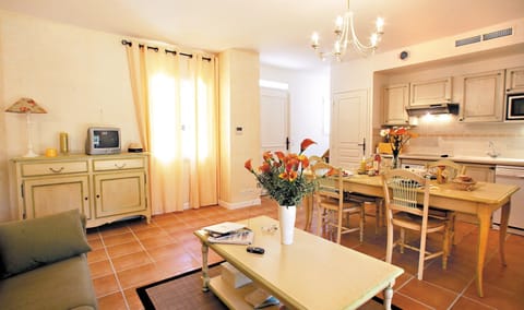 You will love the colourful and classic decor of your Varois holiday house.