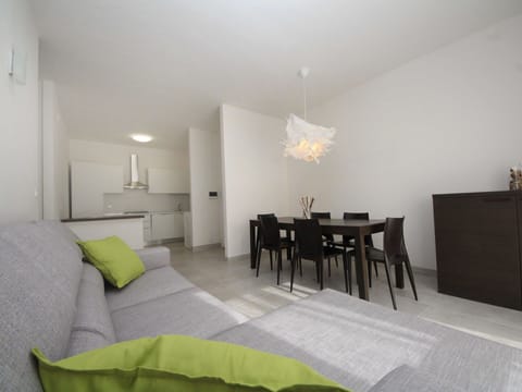 Table, Property, Furniture, Building, Chair, Comfort, House, Interior Design, Flooring, Living Room