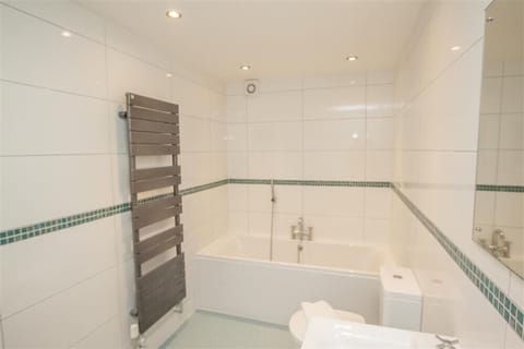 Combined shower/tub