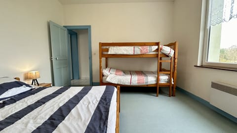 1 bedroom, bed sheets