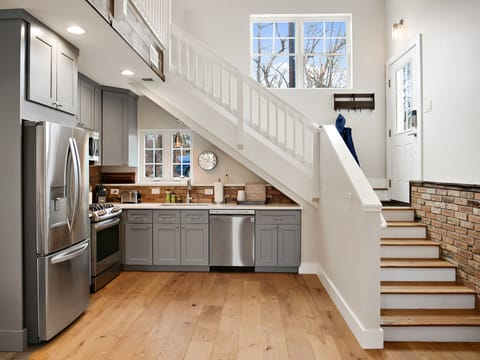 Private kitchen | Fridge, microwave, oven, stovetop