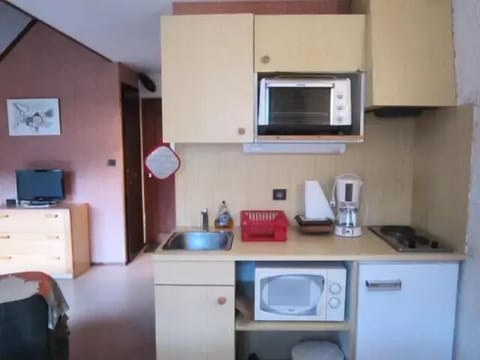 Fridge, microwave, oven, coffee/tea maker