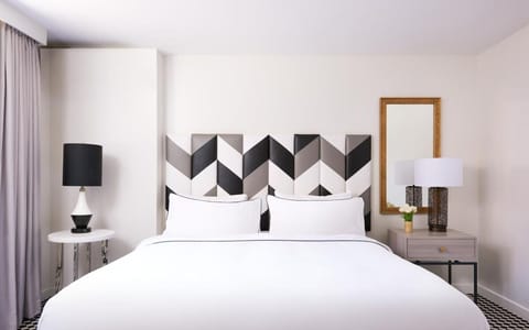 Unit with 1 King or 2 Queen bed. Exact unit will be assigned upon arrival. Views, colors and decor may vary.