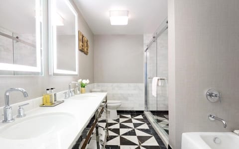 Bathroom with a shower/tub. The essential kit and towels are provided!