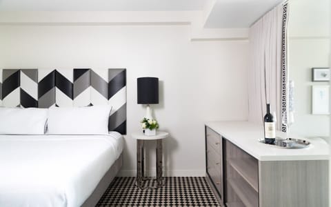 Unit with 1 King size bed. Exact unit will be assigned upon arrival. Views, colors and decor may vary.