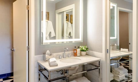 Bathroom with a shower. The essential kit and towels are provided!