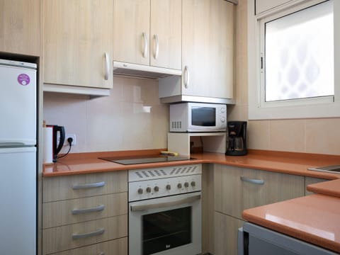 Microwave, oven, dishwasher, coffee/tea maker