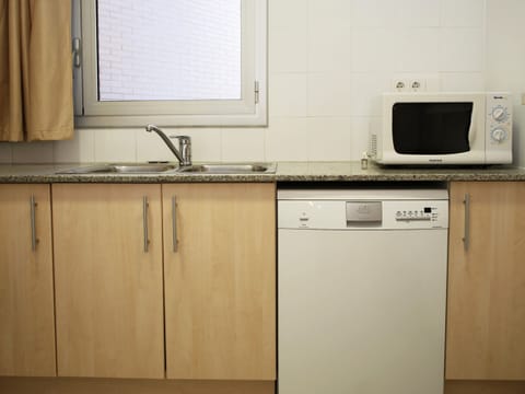 Microwave, oven, dishwasher, coffee/tea maker