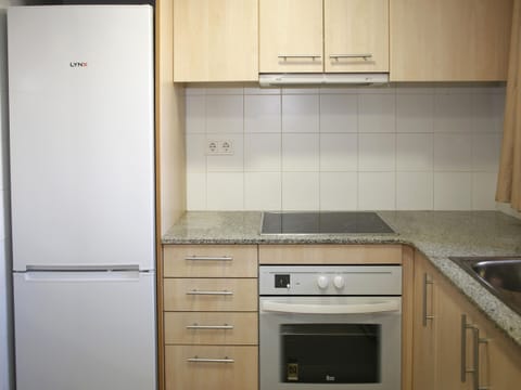 Microwave, oven, dishwasher, coffee/tea maker