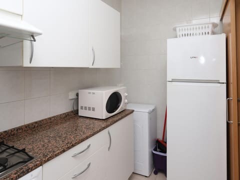 Microwave, oven, dishwasher, coffee/tea maker