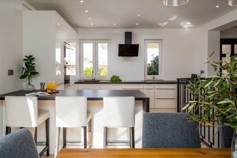 Fully equipped kitchen with a kitchen island.