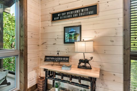 Rocky Top Plunge's cozy living area