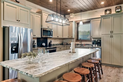 Rocky Top Plunge's fully equipped kitchen