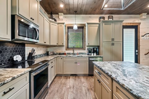 Rocky Top Plunge's fully equipped kitchen