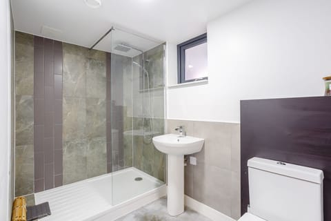 Combined shower/tub, towels