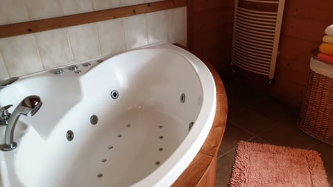 Jetted tub, hair dryer, towels