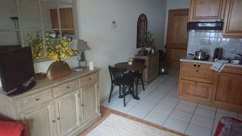 Kitchenette and dining area