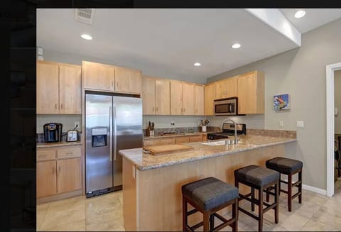 Fully Equipped Kitchen with Keurig and all major applicances