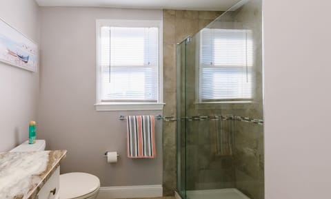 Combined shower/tub