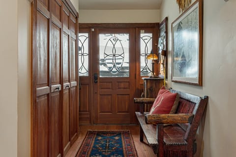Main Level - Entryway