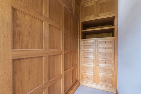 Greenview Cottage Dressing Room - StayCotswold