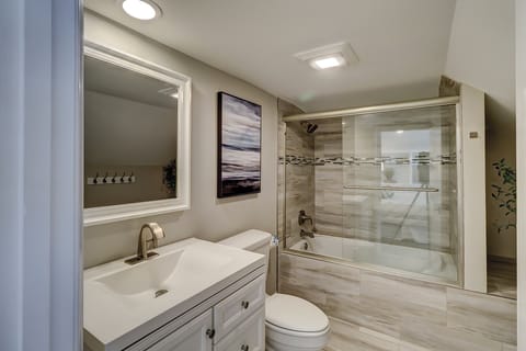 Combined shower/tub, hair dryer, towels