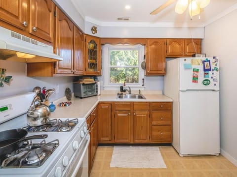 Fridge, oven, stovetop, coffee/tea maker