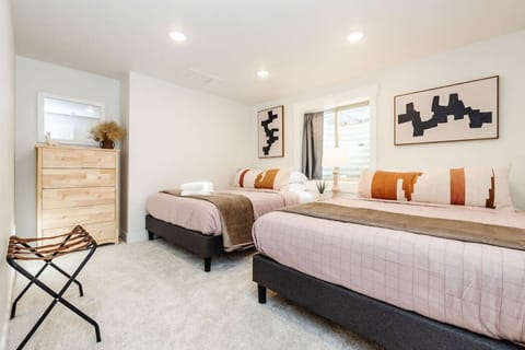 8 bedrooms, desk, iron/ironing board, travel crib