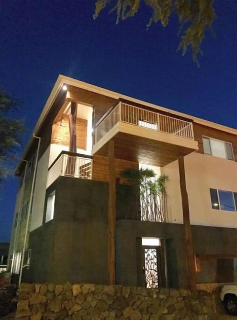 MODERN HAWAIIAN STYLE HOME in center of KONA TOWN