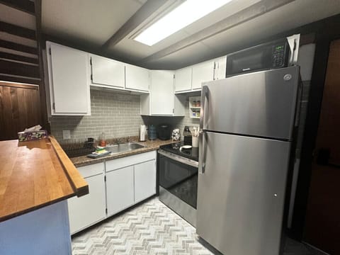 Fridge, oven, stovetop, coffee/tea maker