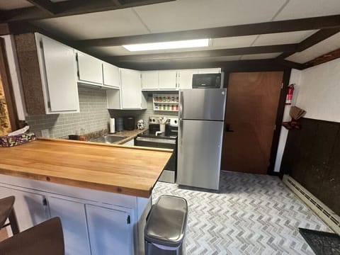 Fridge, oven, stovetop, coffee/tea maker