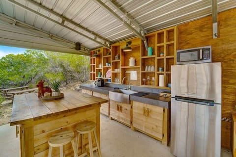 El Mirador Kitchen has a refrigerator, 2 electric hot plates, 2 grills, and coffee/tea service.