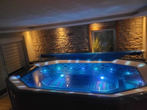 Indoor spa tub