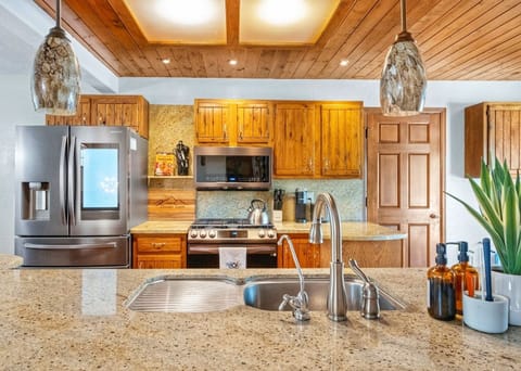 Fully stocked kitchen to meet all of your cooking needs.