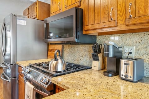 Fully stocked kitchen to meet all of your cooking needs.