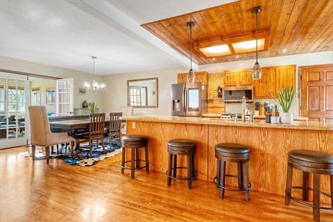 Fully stocked kitchen to meet all of your cooking needs.