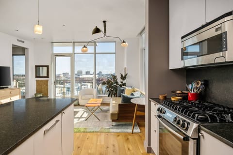 Breathtaking Panoramic Views of Mt. Hood, Willamette River, & City, Pet Friendly + Reserved Parking House in Pearl District